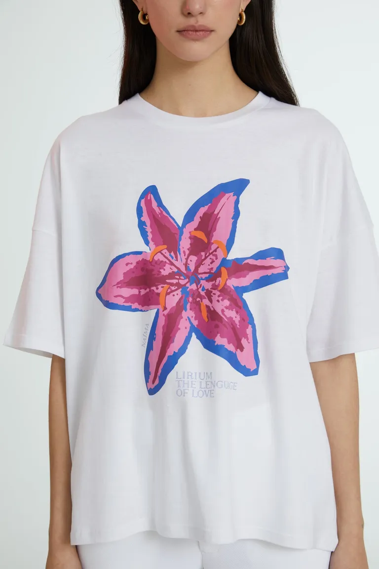 Remera de jersey blanca con estampa floral exclusiva de Naíma en Remeras para argentina