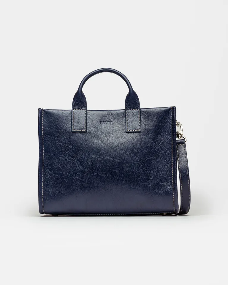 Cartera de mano Capri en cuero liso vegetal, de diseño práctico y chic de Prüne en Bolsos y Carteras para argentina