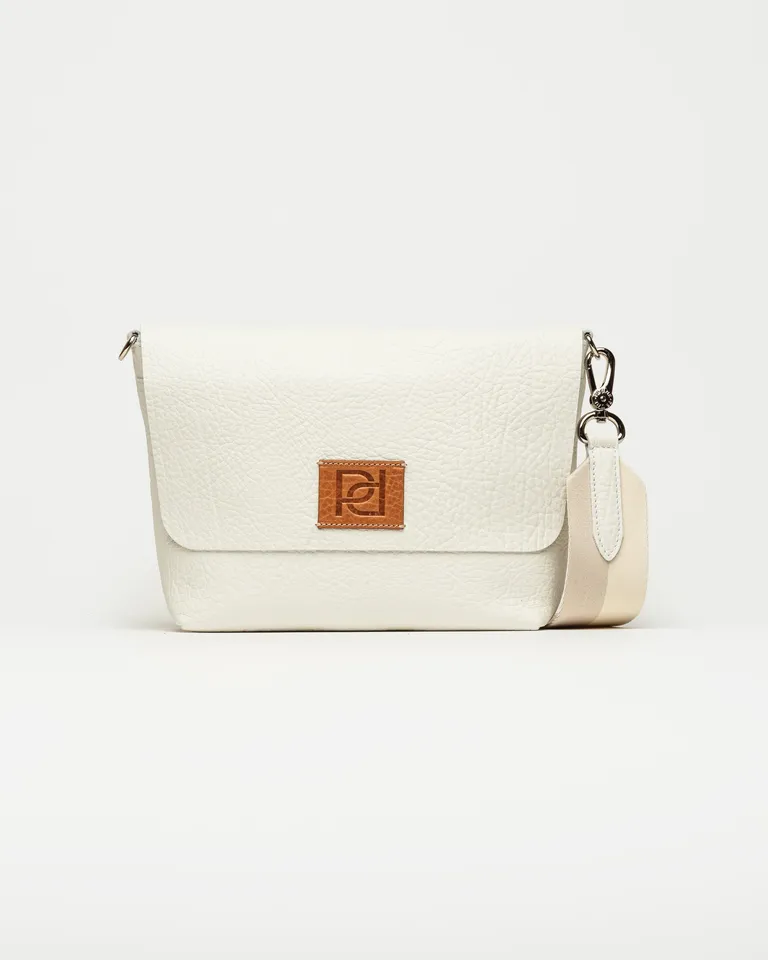 Morral de cuero graneado blanco con solapa y detalles en cuero liso de Prüne en Bolsos y Carteras para argentina