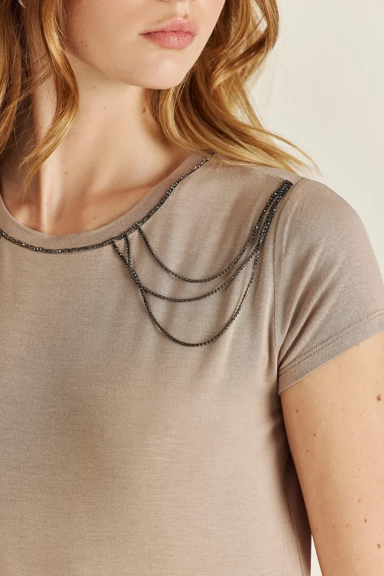 Remera de punto liviano con diseño de strass en el escote de Tucci en Remeras para argentina