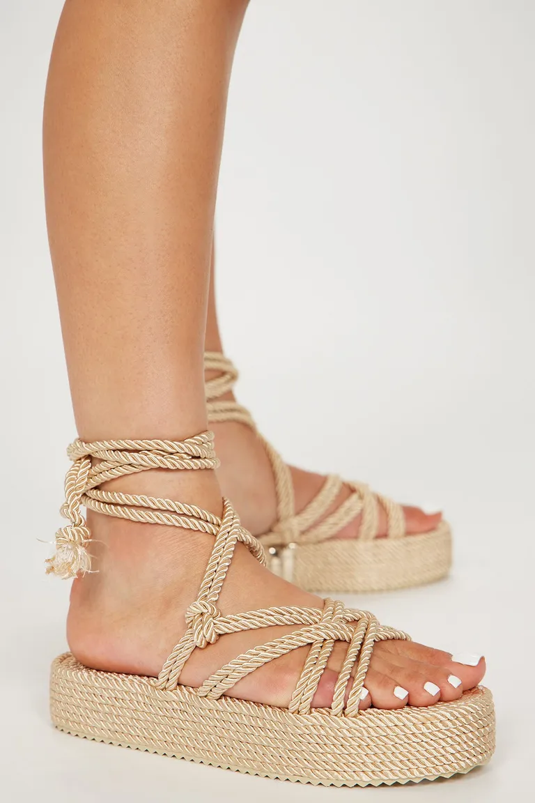 Sandalias planas veronica nude de Fashion Nova en Sandalias para argentina