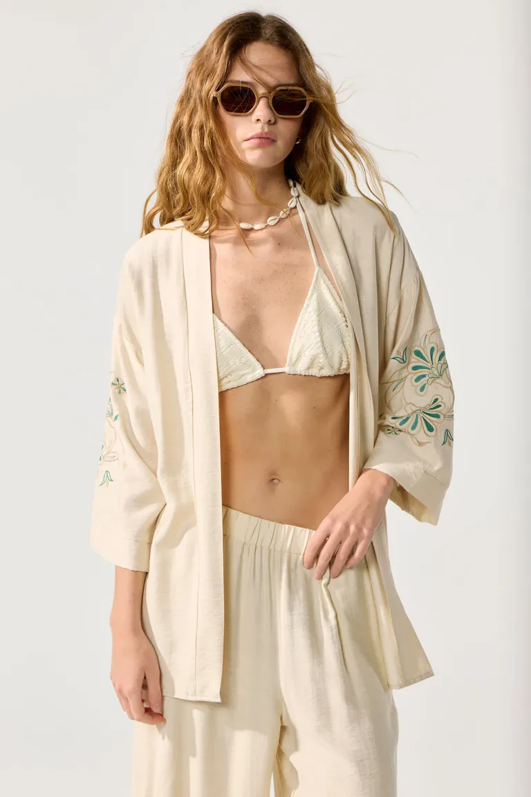 Kimono de diseño sutil y minimalista en tonos beige de Cuesta Blanca en Kimonos para argentina