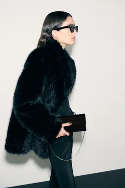 Cartera con solapa cadena de Mango en Bolsos y Carteras para argentina