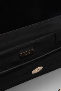 Cartera con solapa cadena de Mango en Bolsos y Carteras para argentina