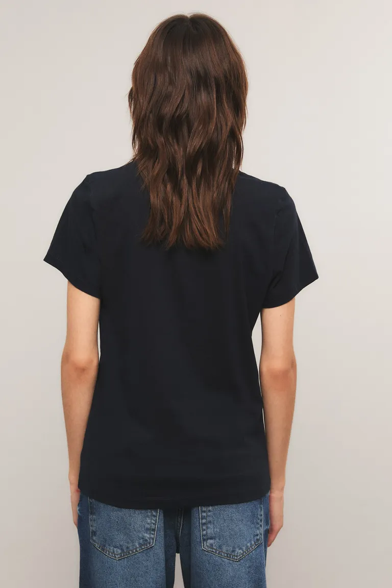 Remera manga corta con cuello redondo, corte regular y estampa frontal de corazón de Kosiuko en Remeras para argentina