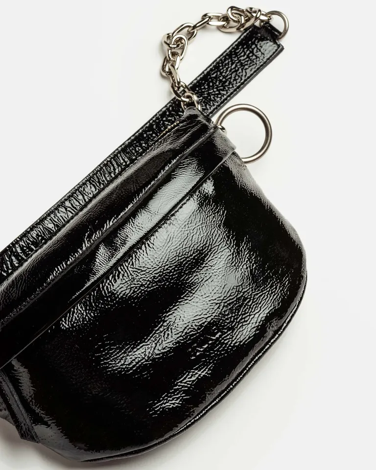 Riñonera de cuero charol arrugado con cadena - Accesorio trendy y canchero de Prüne en Riñoneras para argentina
