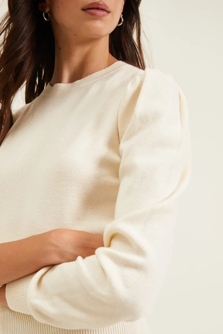 Sweater tejido de manga larga con frunces en los hombros y escote redondo de Cuesta Blanca en Buzos y Sweaters para argentina