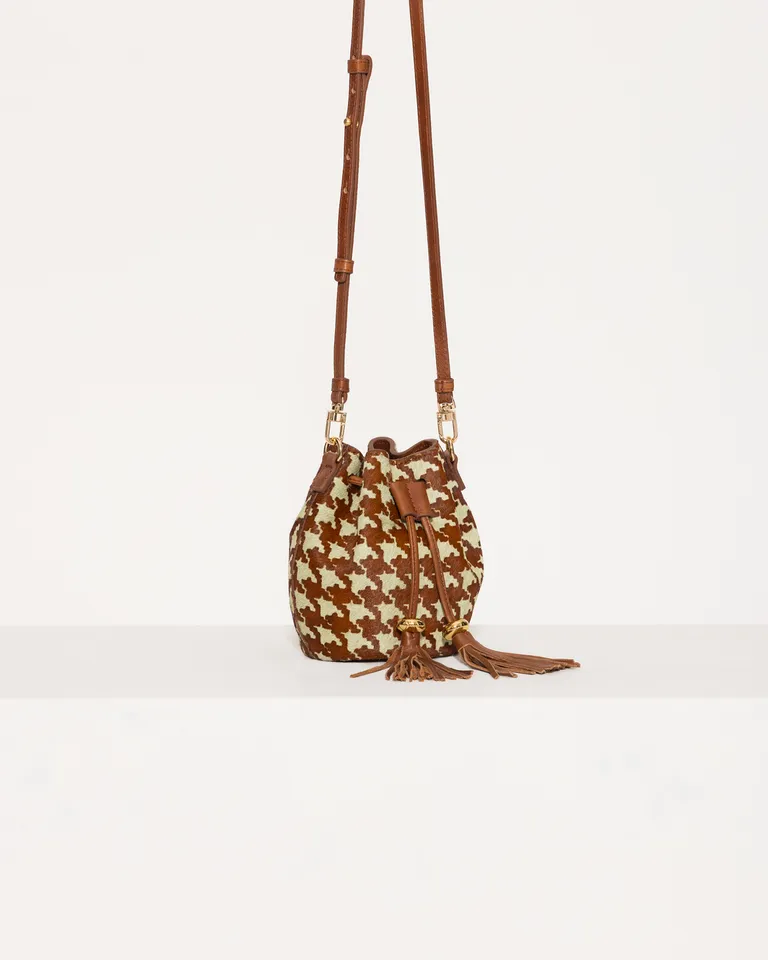 Micro bolso de mano con diseño exclusivo y detalles en cuero de Jazmin Chebar en Bolsos y Carteras para argentina