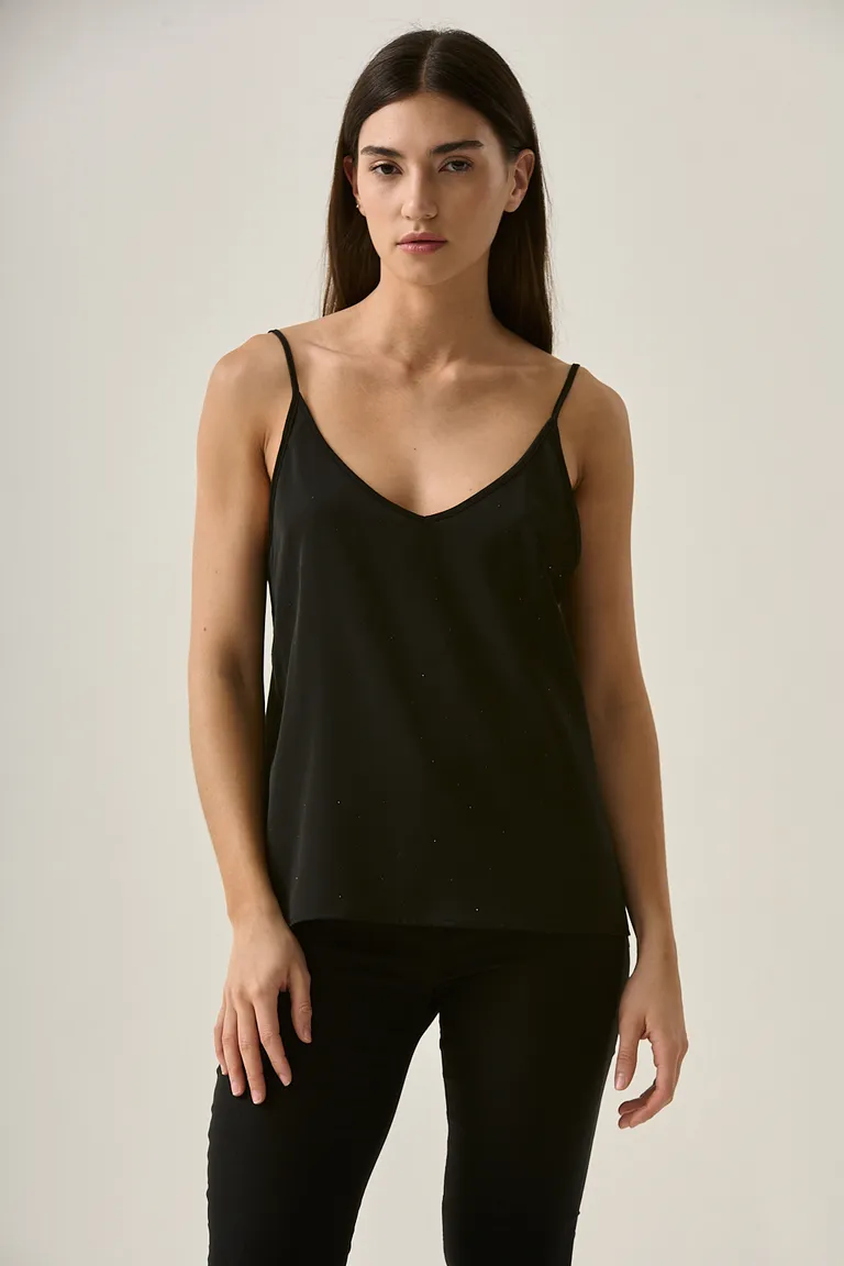 Top de satén negro con brillos sutiles, diseño recto y escote en V de Sweet en Tops para argentina