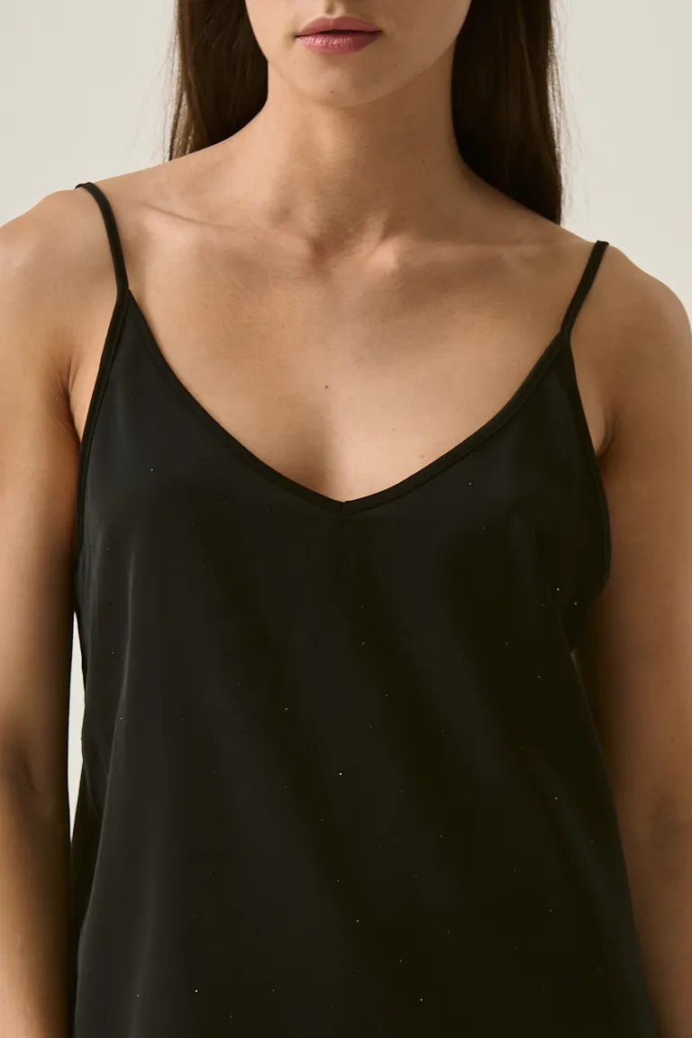 Top de satén negro con brillos sutiles, diseño recto y escote en V de Sweet en Tops para argentina