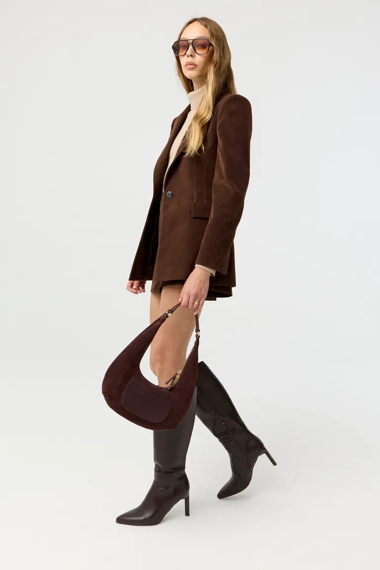 Blazer largo de silueta entallada con acceso frontal de un botón y solapas clásicas de Markova en Blazers para argentina