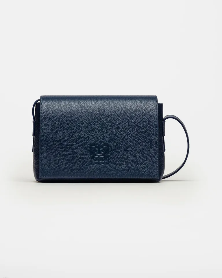 Bandolera de cuero graneado negro, un accesorio versátil y de diseño refinado de Prüne en Bolsos y Carteras para argentina