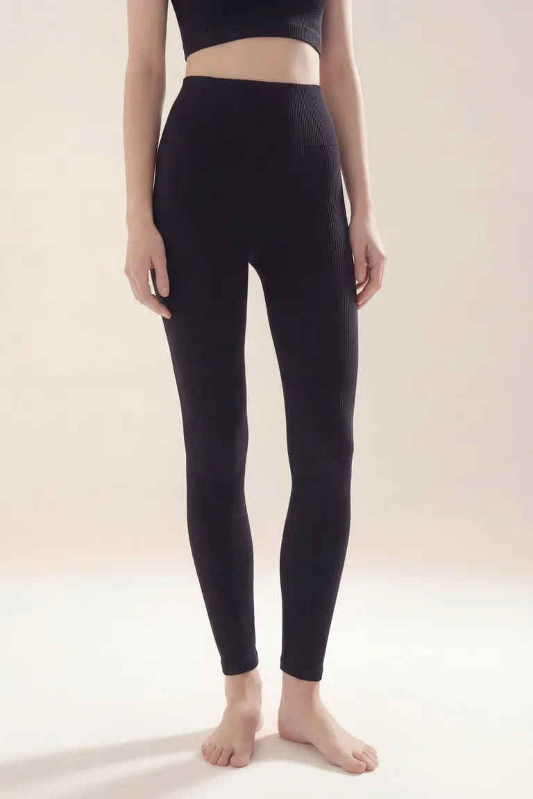 Calza tiro alto de ajuste ceñido al cuerpo con diseño clásico de Akiabara en Pantalones para argentina