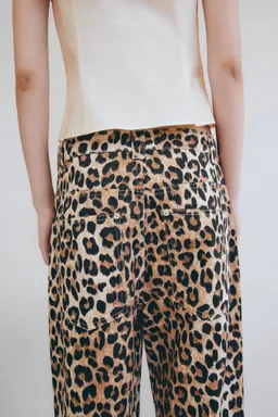 Jeans wideleg leopardo de Mango en Pantalones para argentina