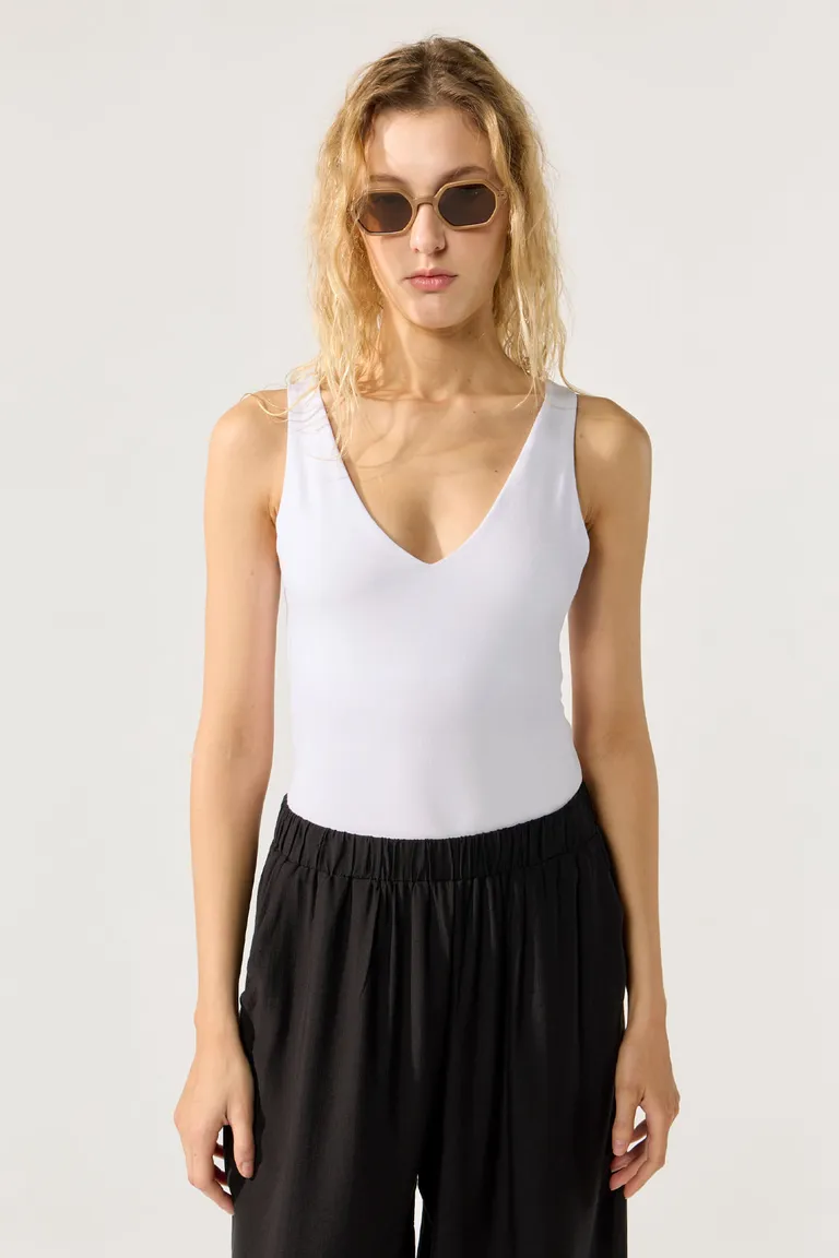 Elegante camiseta blanca de algodón con escote en V para mujer de Cuesta Blanca en Tops para argentina