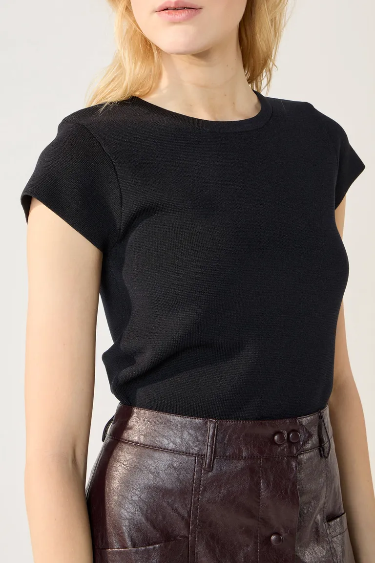 Remera tejida de manga corta y cuello redondo para mujer de Cuesta Blanca en Remeras para argentina