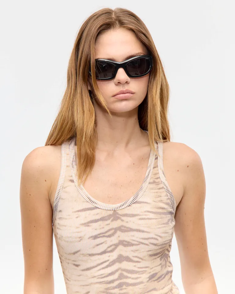 Remera musculosa femenina con estampado de cebra, diseño ajustado al cuerpo de Ay Not Dead en Remeras para argentina