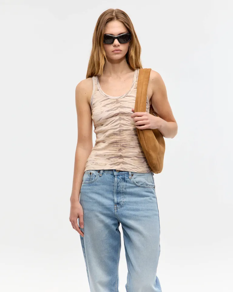 Remera musculosa femenina con estampado de cebra, diseño ajustado al cuerpo de Ay Not Dead en Remeras para argentina