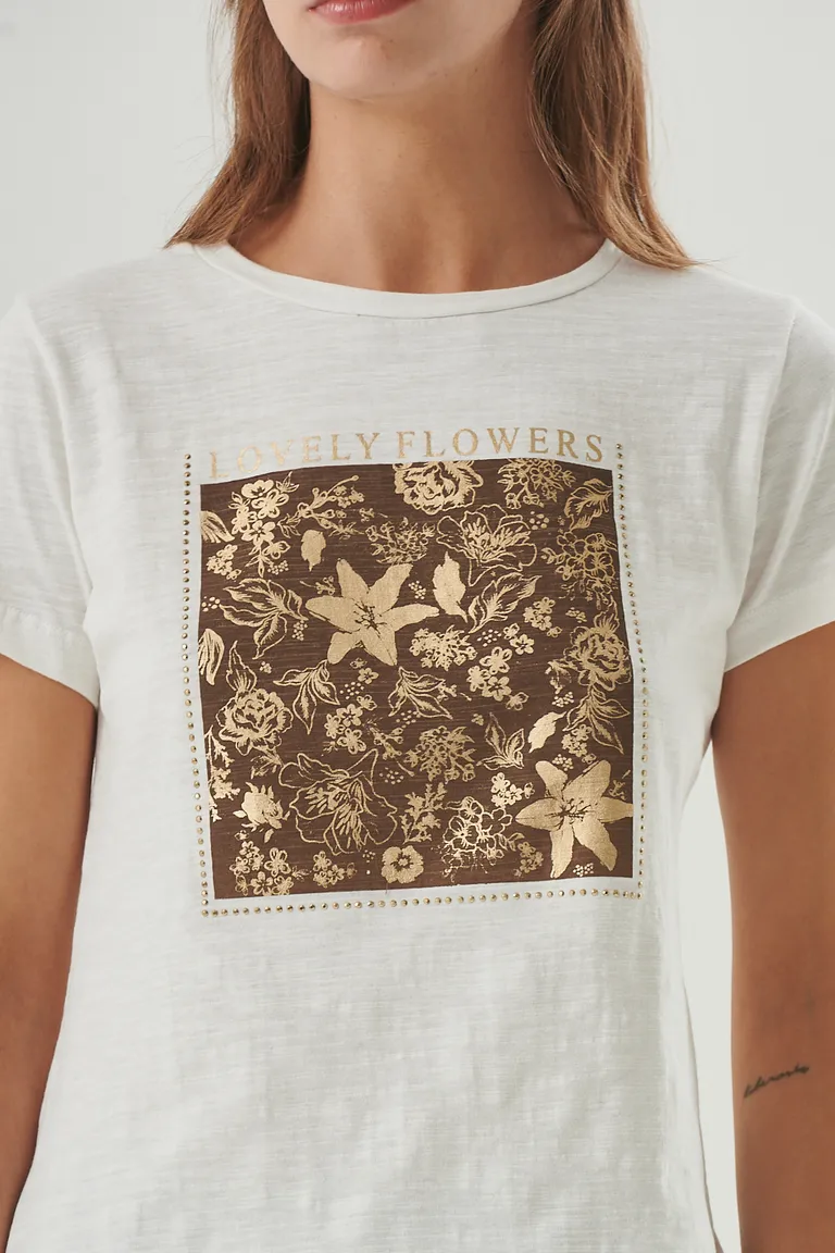 Remera de diseño con estampa de flores y detalles metálicos brillantes de Sweet en Remeras para argentina