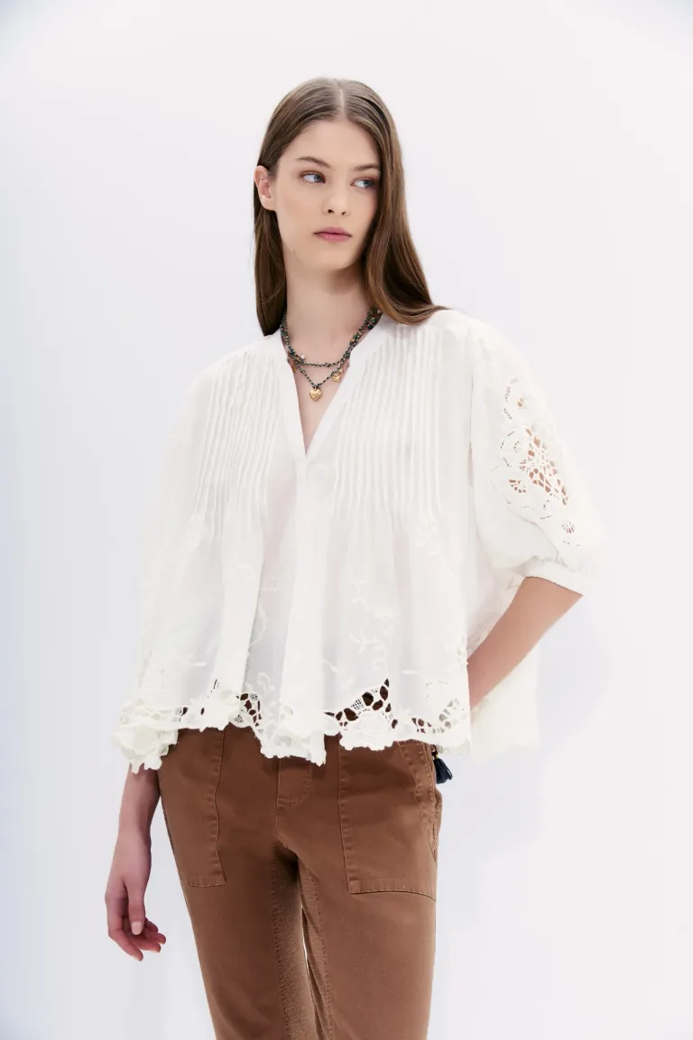 Camisa blanca de corte amplio y bordados en el ruedo y mangas de Rapsodia en Camisas para argentina