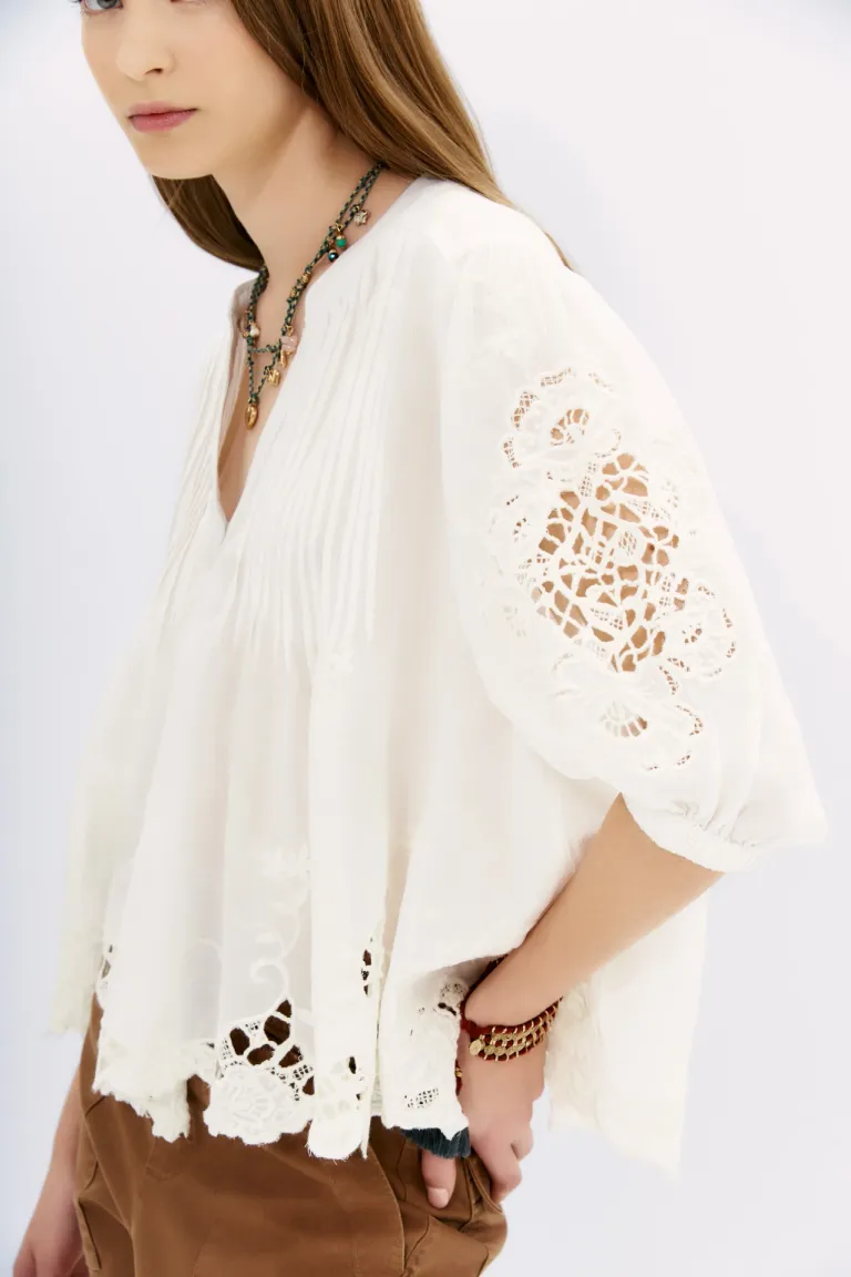 Camisa blanca de corte amplio y bordados en el ruedo y mangas de Rapsodia en Camisas para argentina