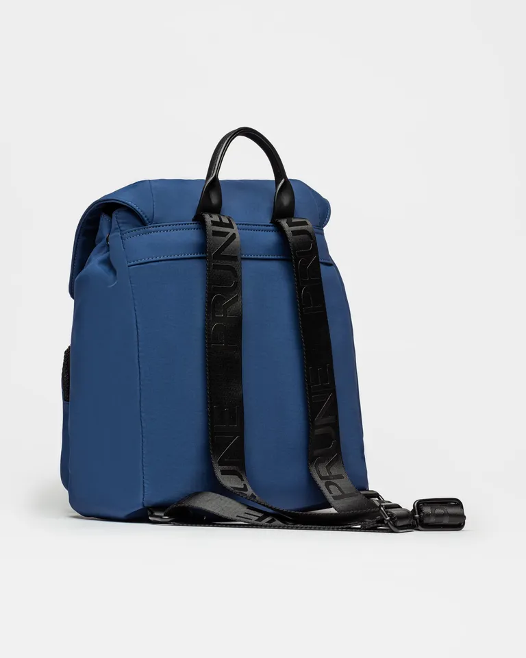 Mochila azul de nylon con logo estampado grande, ideal para un estilo sporty y trendy de Prüne en Mochilas para argentina