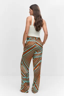 Pantalón satinado estampado de Mango en Pantalones para argentina
