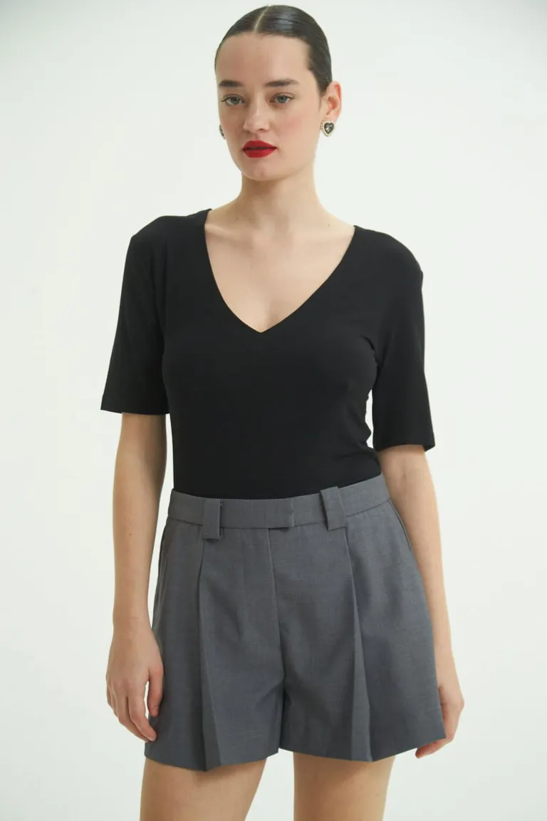 Short de tiro medio con pinzas y bolsillo ojal en la parte trasera de Las Pepas en Shorts para argentina