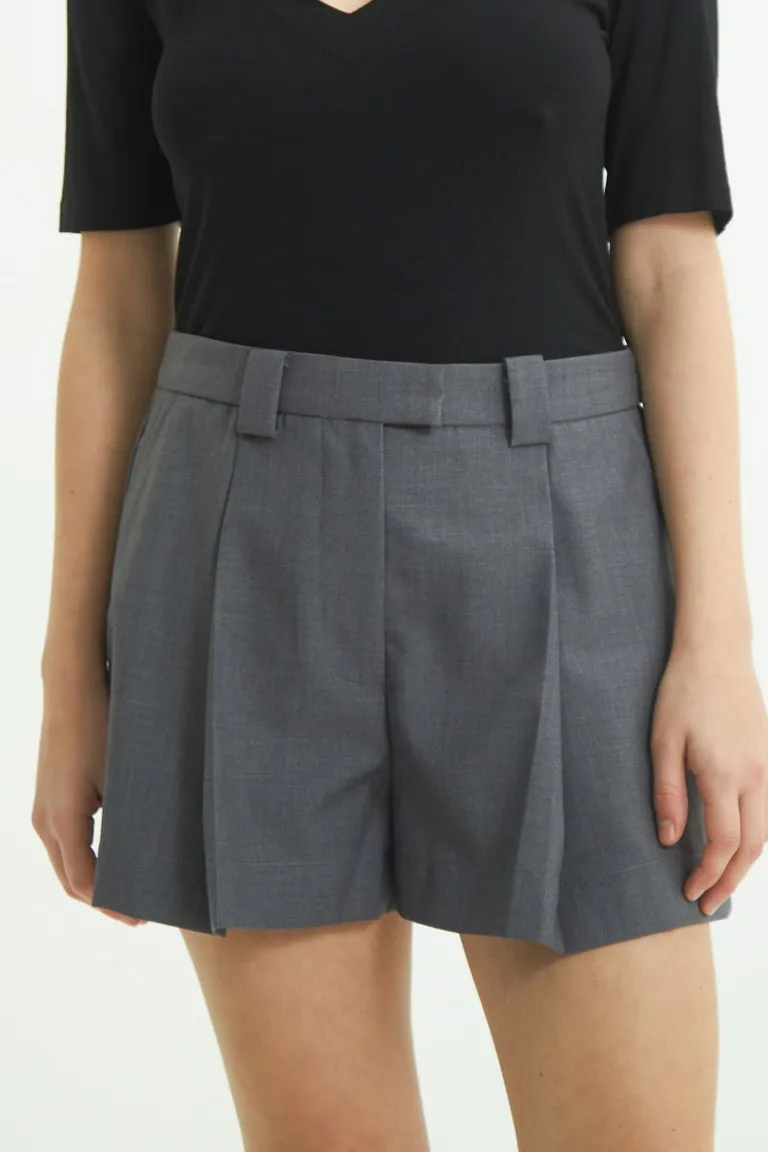 Short de tiro medio con pinzas y bolsillo ojal en la parte trasera de Las Pepas en Shorts para argentina