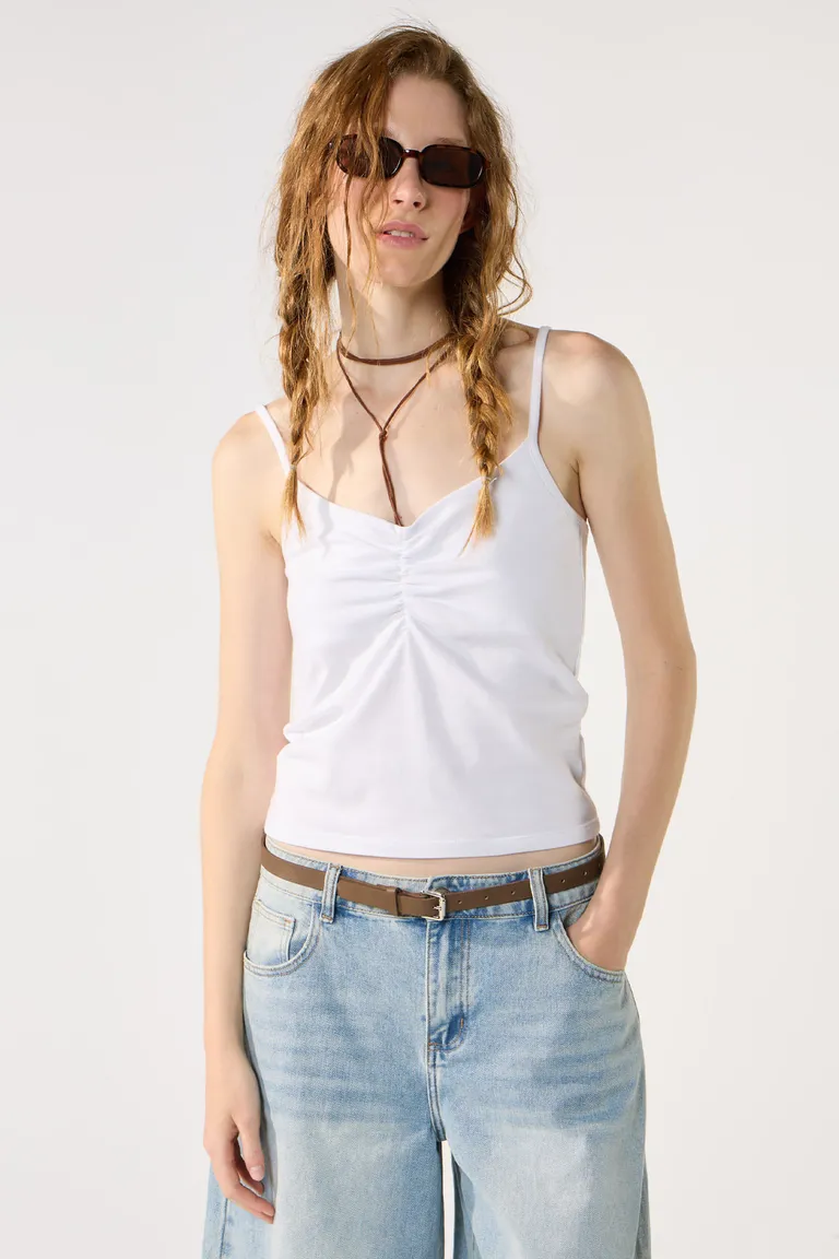 Musculosa de jersey liso con escote frunce y bretel fino para mujer de Cuesta Blanca en Remeras para argentina
