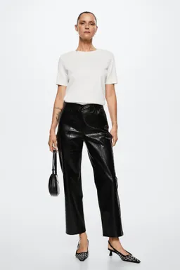 Pantalón efecto piel cocodrilo de Mango en Pantalones para argentina