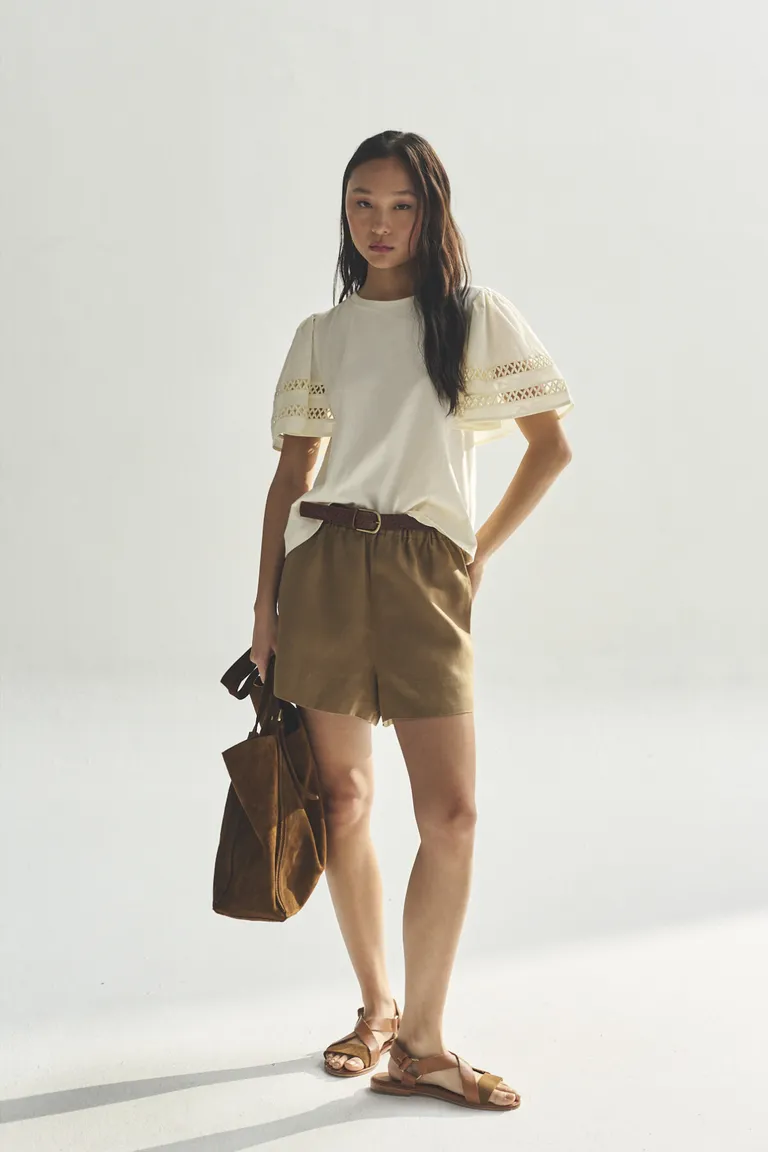 Remera de corte recto y manga corta en color beige de Akiabara en Remeras para argentina