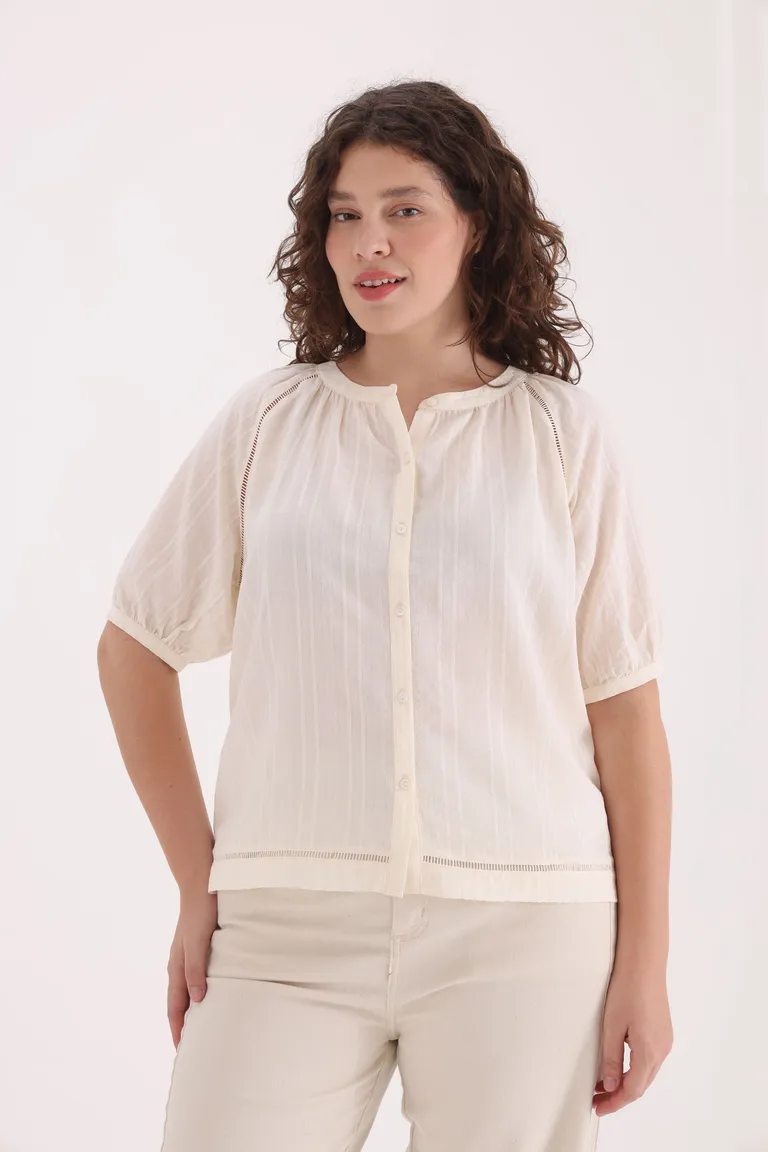 Blusa femenina con mangas con volumen y botones frontales de Yagmour en Blusas para argentina