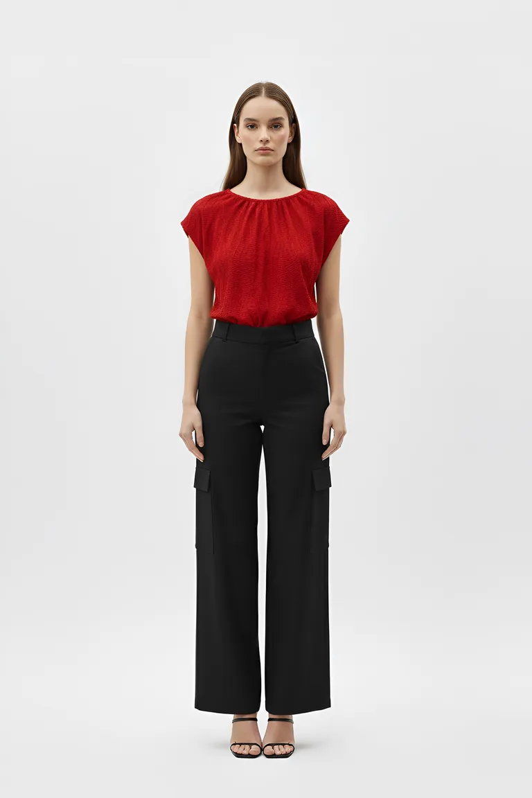 Top rojo de manga corta, una prenda versátil y elegante para el día a día de Naíma en Tops para argentina