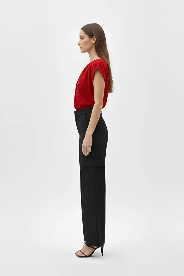 Top rojo de manga corta, una prenda versátil y elegante para el día a día de Naíma en Tops para argentina