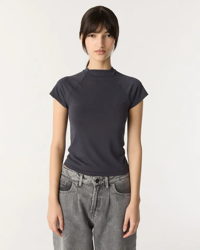 Remera ajustada de manga corta con sisa ranglan y escote cerrado de Furzai en Remeras para argentina