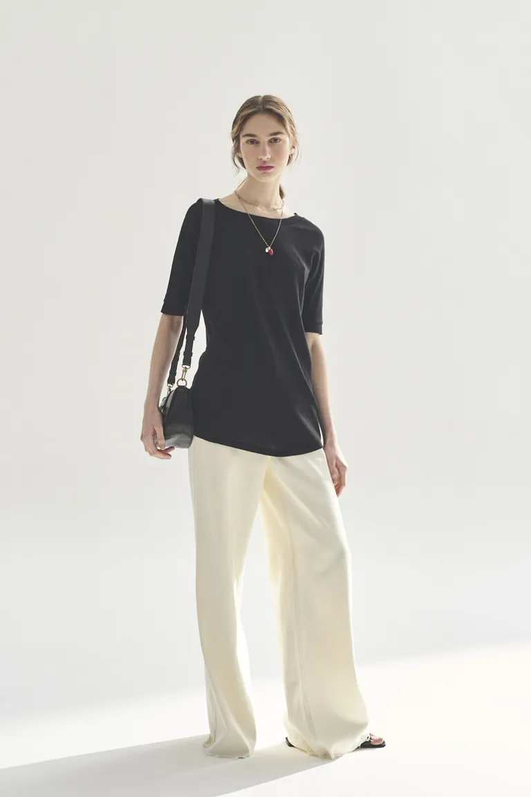 Remera negra de manga corta con diseño raglan para mujer de Akiabara en Remeras para argentina