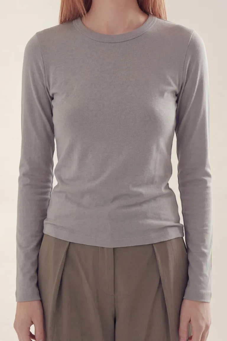 Remera de manga larga con ajuste entallado y cuello redondo clásico para uso diario de Akiabara en Remeras para argentina