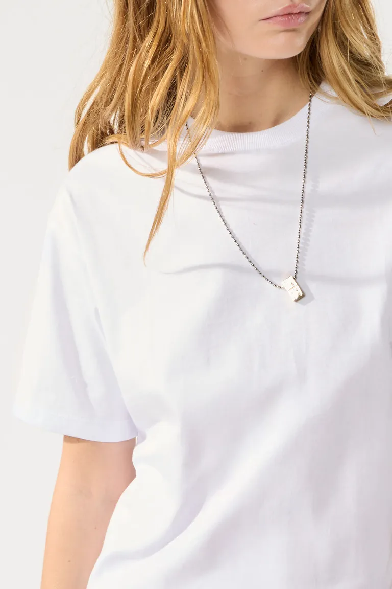 Remera lisa de algodón con cuello en rib y hombros caídos de Cuesta Blanca en Remeras para argentina