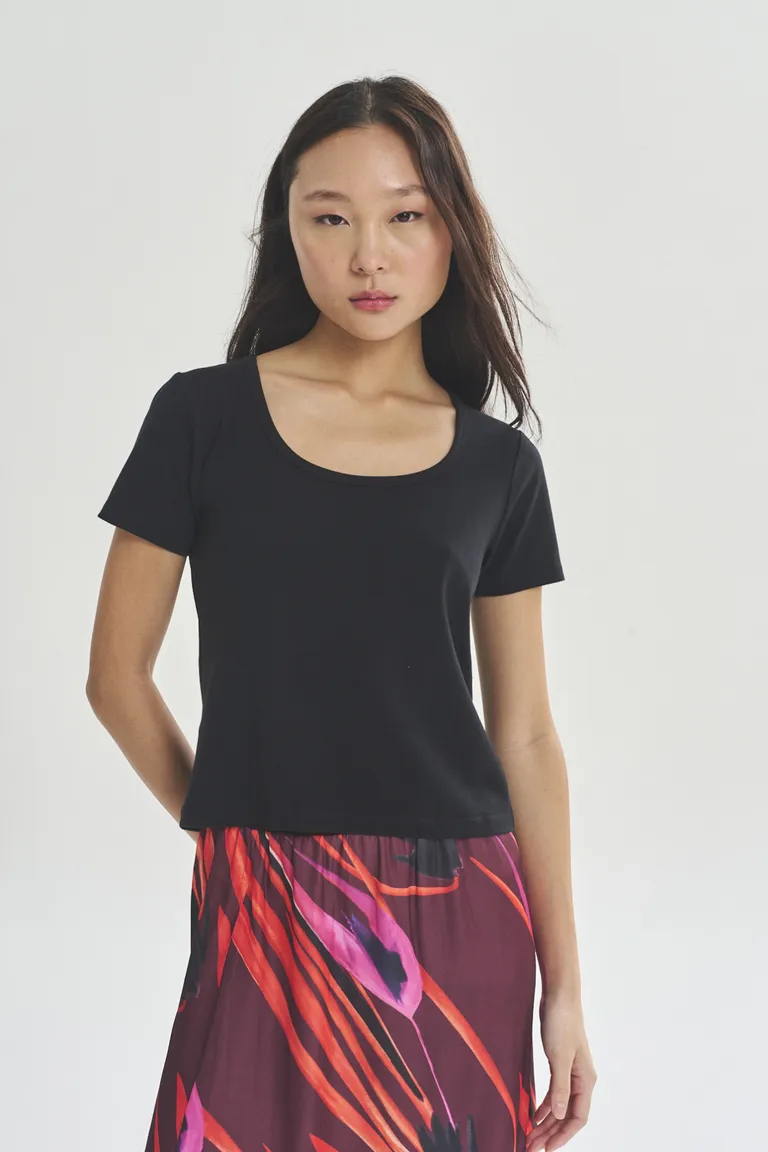 Remera negra de corte ceñido y mangas cortas para mujer de Akiabara en Remeras para argentina