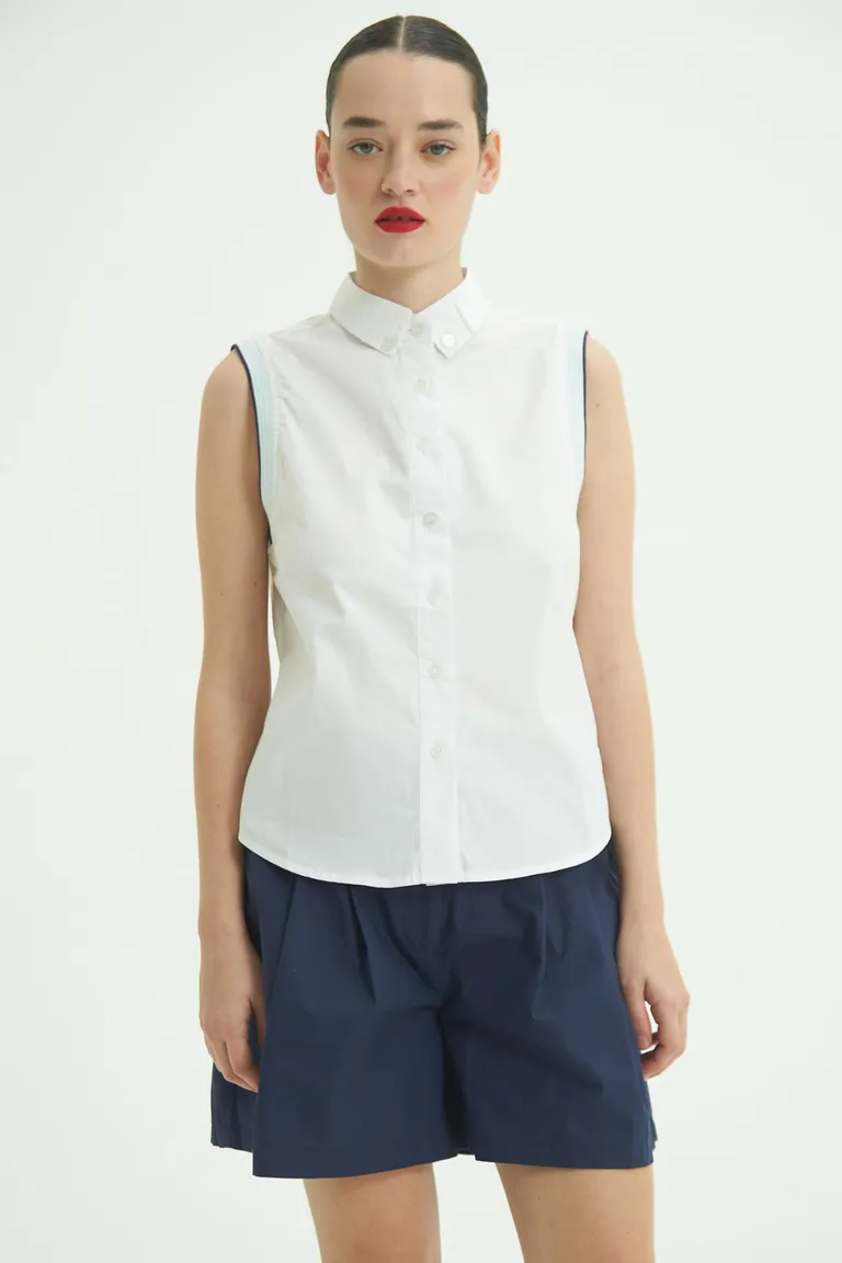 Camisa blanca sin mangas con cuello clásico y ribb rayado en las sisas de Las Pepas en Camisas para argentina