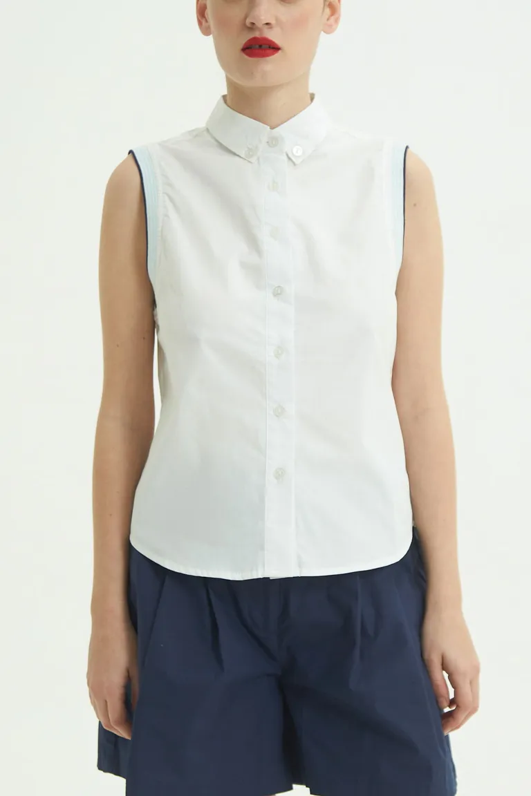 Camisa blanca sin mangas con cuello clásico y ribb rayado en las sisas de Las Pepas en Camisas para argentina