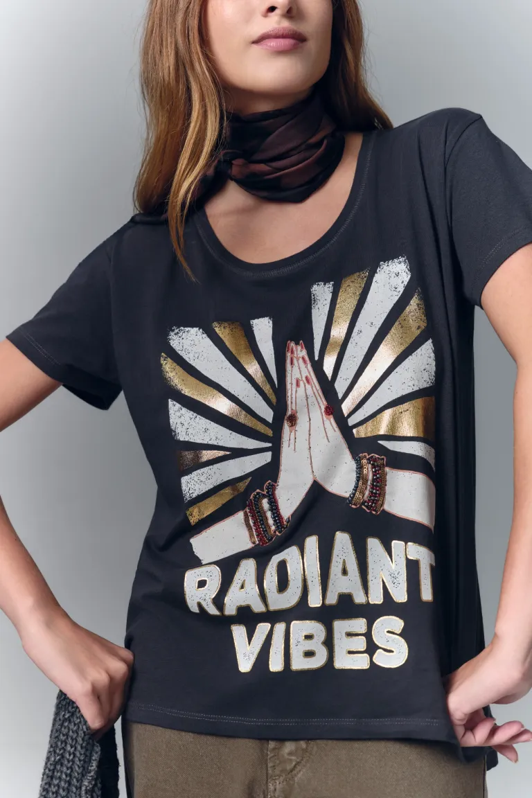 Remera negra con estampado místico y detalles en foil, diseño de inspiración esotérica de Rapsodia en Remeras para argentina