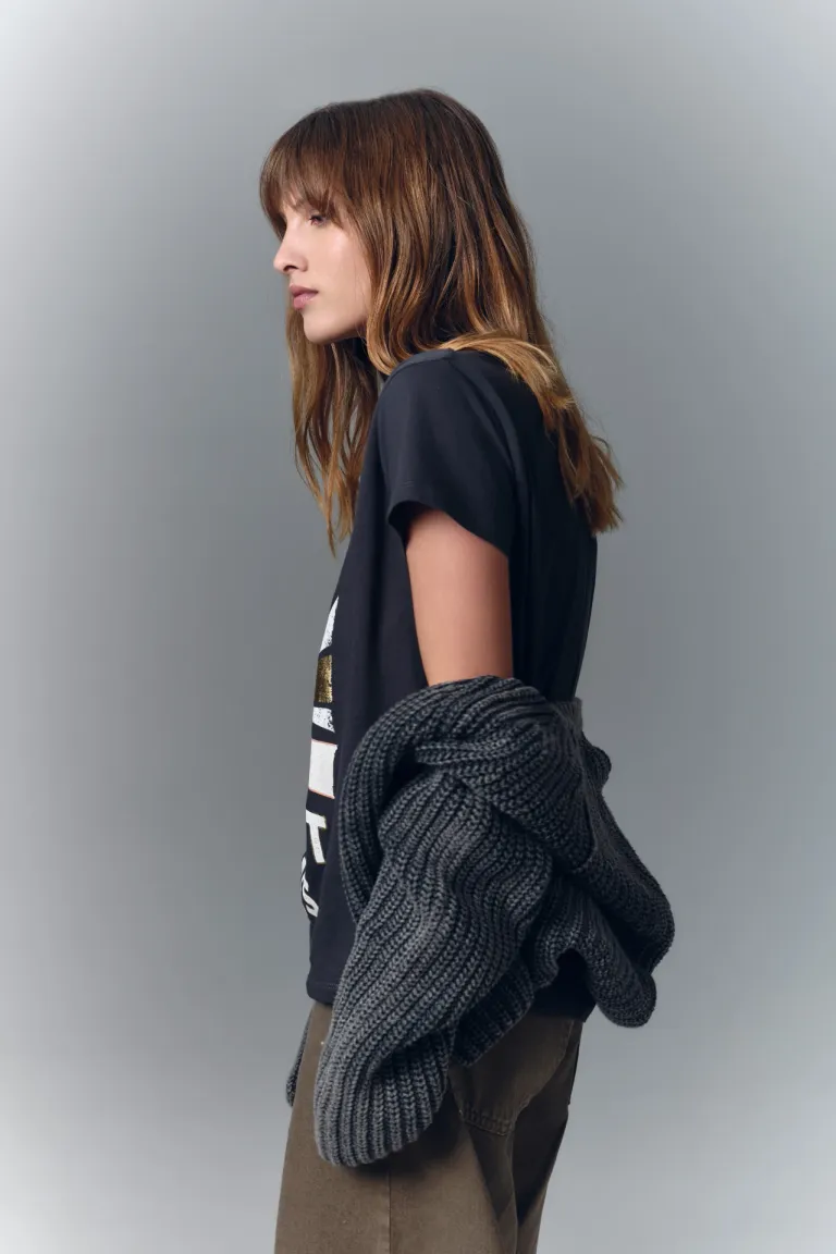 Remera negra con estampado místico y detalles en foil, diseño de inspiración esotérica de Rapsodia en Remeras para argentina