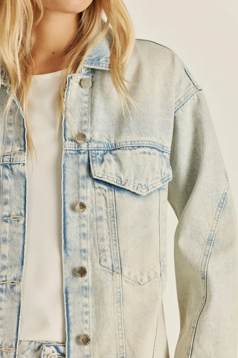 Chaqueta de denim oversize con lavado vintage y detalles exclusivos de Tucci en Chaquetas para argentina
