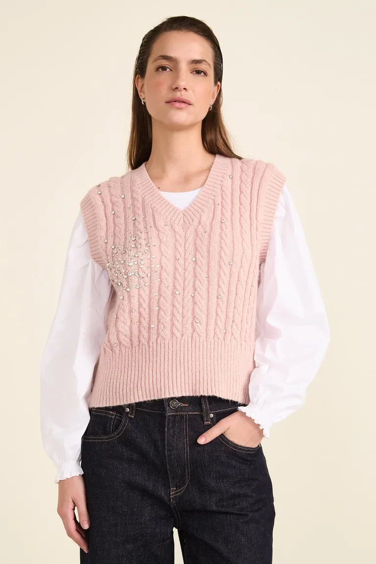 Chaleco tejido corto con detalle de trenzas y strass en el delantero con escote en V de Cuesta Blanca en Chalecos para argentina