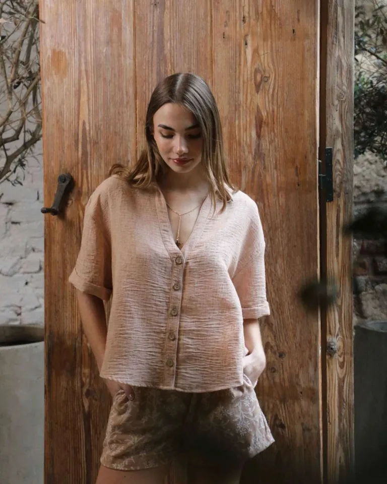 Camisa de lino melange con escote en V y tabla invertida en la espalda de Hesed en Camisas para argentina