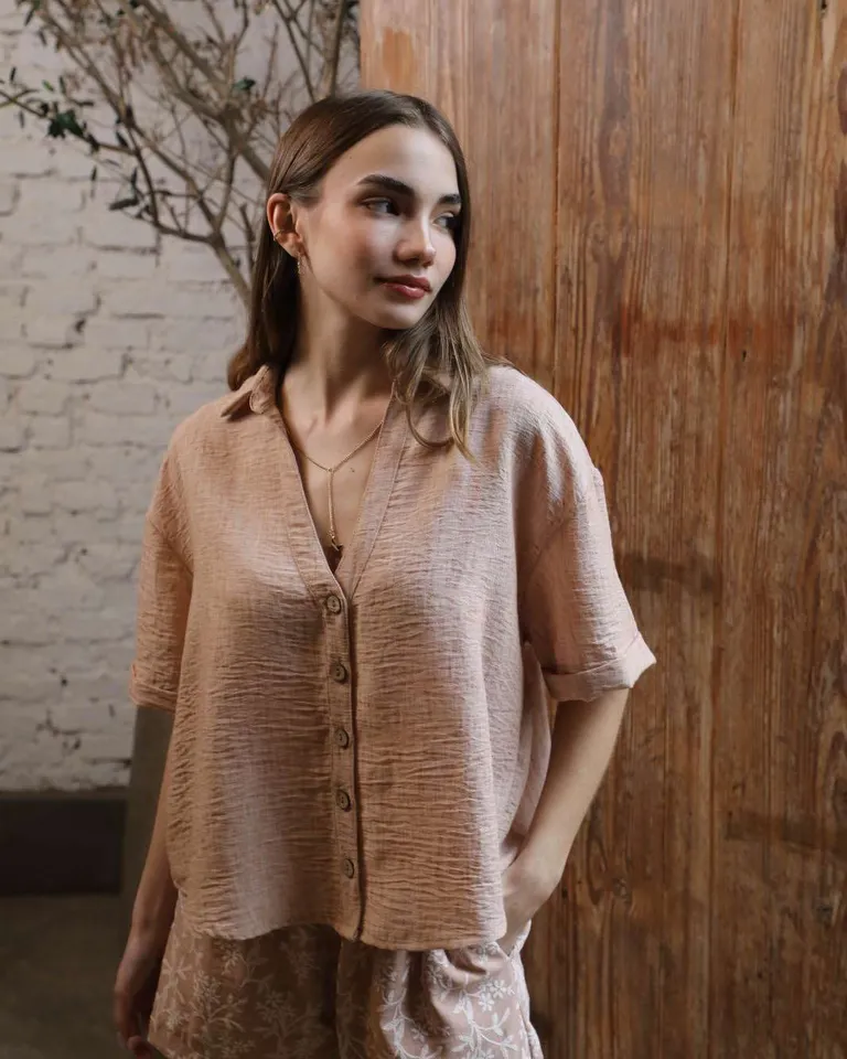 Camisa de lino melange con escote en V y tabla invertida en la espalda de Hesed en Camisas para argentina