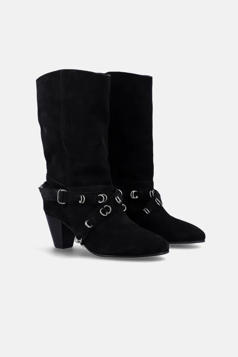 Bota de caña media con taco ancho, puntera afinada y correas decorativas con herrajes metálicos de Justaosadia en Botas y Botinetas para argentina