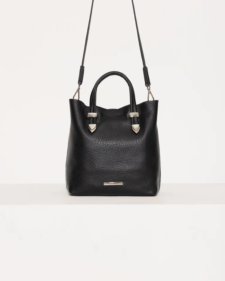 Bolso tote de cuero vacuno de tamaño intermedio con correa ajustable y detalles metálicos de Jazmin Chebar en Bolsos y Carteras para argentina